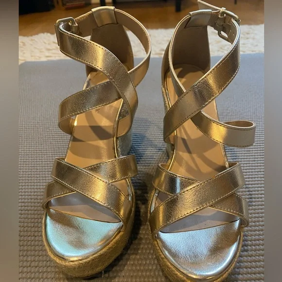 Banana Republic Gold Wedge Sandals with Strappy Design - Picture 2 of 4